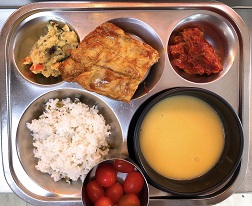 12.8:완두콩밥,단호박크림스프,바베큐폭립,고구마샐러드,김치볶음,방울토마토