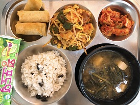 12.22:검은콩밥,시금치된장국,마라샹궈,스프링롤,배추김치,아이스크림