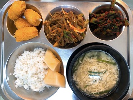 12.29:보리밥,부추계란국,야채비빔국수,집게맛살튀김,초이심김치,멜론