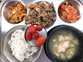 3.8:보리밥,수제비국,소고기양배추볶음,진미채오이무침,배추김치,방울토마토
