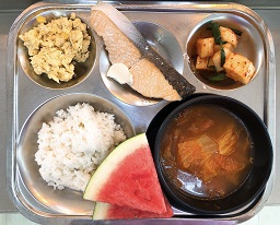 3.11:쌀밥,돈육김치찌개,연어구이&소스,스크램블에그,깍두기,수박