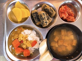 3.16:카레라이스,유부된장국,김말이튀김,단무지,배추김치,멜론