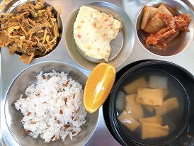 3.24:브라운쌀밥,어묵국,돈육콩나물볶음,계란찜,배추김치,오렌지