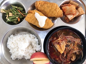 4.1:쌀밥,육개장,생선까스&소스,롱빈볶음,배추김치,사과