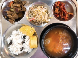 4.5:검은콩밥,김치어묵국,돈육고구마조림,맛살숙주무침,무말랭이무침,파인애플