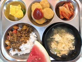 4.13:하이라이스,두부계란국,치킨너겟&케찹,단무지,배추김치,수박
