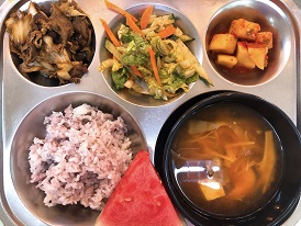 4.28:흑미밥,버섯찌개,소고기양배추볶음,야채무침,깍두기,수박