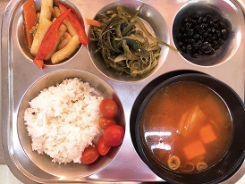 5.17:쌀밥,참치김치찌개,궁중떡볶이,미역줄기볶음,콩자반,방울토마토