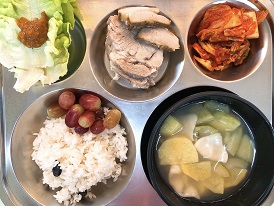 5.18:검은콩밥,감자수제비국,보쌈,상추&쌈장,배추김치,포도