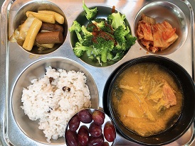 5.31:팥밥,감자탕,소세지떡간장조림,브로콜리&초장,배추김치,포도
