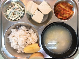 6:16:팥밥,들깨대파수제비국,온두부,천사채샐러드,김치볶음,사과