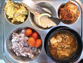 8.23:흑미밥,소고기버섯찌개,연여구이&타르타르,스크램블에그,배추김치,방울토마토