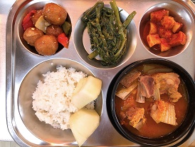 8.26:쌀밥,감자탕,미트볼조림,캉콩볶음,깍두기,멜론