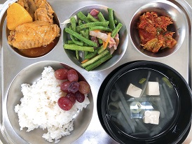 9.2:쌀밥,무채국,닭도리탕,베이컨롱빈볶음,배추김치,포도