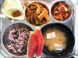 9.5:흑미밥,팽이버섯된장국,제육볶음,찐양배추&쌈장,배추김치,수박
