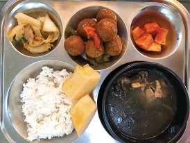 9.19:보리밥,소고기미역국,미트볼조림,베이컨배추볶음,깍두기,멜론