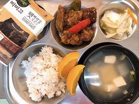 9.22:브라운쌀밥,어묵국,돈육강정,도시락김,물김치,오렌지