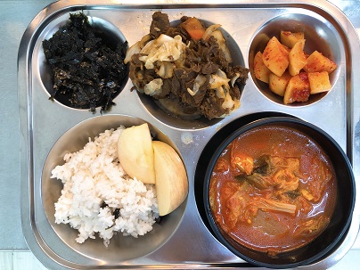 11.1:검은콩밥,두부김치국,소고기양배추볶음,조미김가루,깍두기,사과