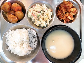 11.11:쌀밥,감자스프,토마토소스미트볼,마카로니샐러드,배추김치,용과