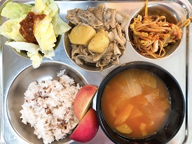 11.15:브라운쌀밥,김치수제비국,파인애플삼겹살구이,찐양배추&쌈장,파채콩나물무침,사과