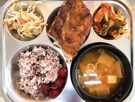11.24:흑미밥,매콤어묵국,간장등갈비,새우살숙주볶음,배추김치,포도