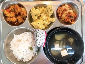 12.13:완두콩밥,다시마감자국,오징어야채볶음,스크램블에그,배추김치,용과