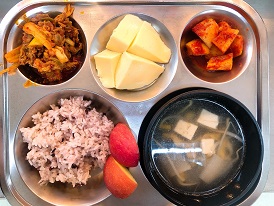 12.19:흑미밥,북어콩나물국,돈육김치볶음,계란찜,깍두기,사과