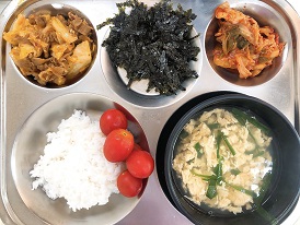 1.3:쌀밥,부추게란국,오징어목살볶음,김가루,배추김치,방울토마토