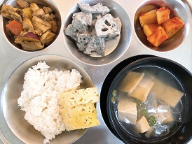 1.5:쌀밥,어묵국,닭고구마조림,연근샐러드,깍두기,파인애플