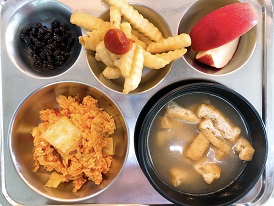 3.2:치즈김치볶음밥,유부된장국,감자튀김&케찹,콩자반,사과