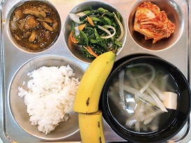 3.3:쌀밥,무채국,닭살양배추볶음,시금치무침,배추김치,바나나