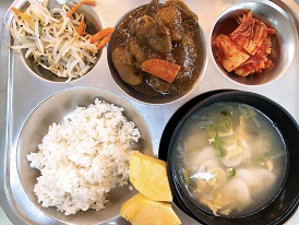 3.6:보리밥,떡국,돈육고구마조림,숙주무침,배추김치,파인애플