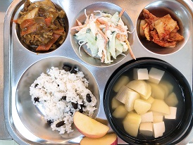 3.13:검은콩밥,다시마감자국,돈육폭찹,천사채샐러드,배추김치,사과
