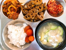 3.17:쌀밥,수제비국,오징어목살볶음,연근조림,배추김치,방울토마토