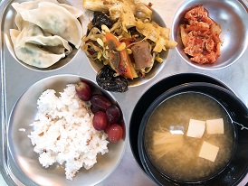 3.23:브라운쌀밥,팽이된장국,마라샹궈,찐만두,배추김치,포도