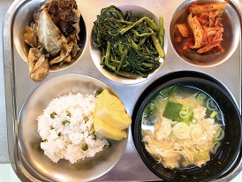 3.27:완두콩밥,두부계란국,돈육짜장볶음,캉콩볶음,배추김치,파인애플