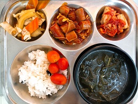 3.28:검은콩밥,미역국,궁중떡볶이,소세지콩나물찜,배추김치,방울토마토