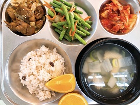 3.30:팥밥,오징어무국,닭살데리야끼볶음,롱빈볶음,배추김치,오렌지