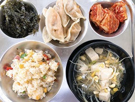 6.1:베이컨계란볶음밥,콩나물국,만두찜,김가루,배추김치