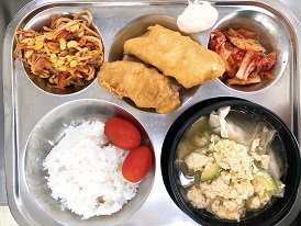 6.19:쌀밥,만두국,생선까스&소스,콩나물무침,배추김치,방울토마토
