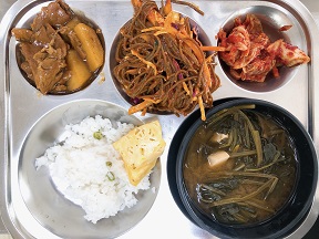 9.11:완두콩밥,시금치된장국,돈육감자조림, 메밀국수,배추김치,파인애플