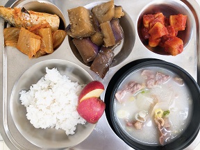 9.15: 쌀밥,설렁탕,김치고등어조림,가지볶음,깍두기,사과