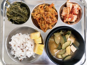 9.25:브라운쌀밥,호박감자된장국,비빔만두,미역줄기볶음,배추김치,파인애플