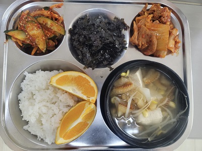 10.2;:쌀밥,북어콩나물국,돈육김치볶음,오이무침,조미김가루,오렌지