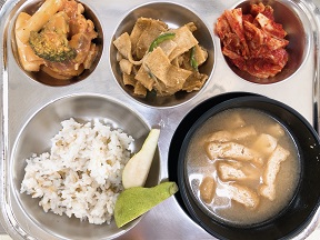 10.10:녹두밥,유부된장국,로제치킨,간장어묵볶음,배추김치,배