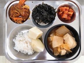 11.6:쌀밥,두부김치국,돈육양배추볶음,조미김가루,깍두기,멜론