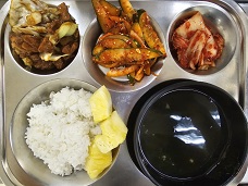 12.5:쌀밥,미역국,닭살양배추볶음,사과오이무침,배추김치,파인애플