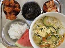 12.6:쌀밥,잔치국수,닭강정,김가루,배추김치,수박