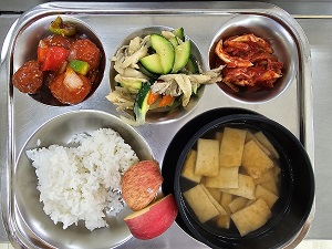 12.26:쌀밥,어묵국,미트볼조림,느타리호박볶음,배추김치,사과