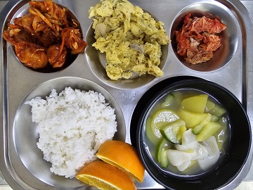 1.4:쌀밥,감자수제비국,비빔만두,스크램블에그,배추김치,오렌지